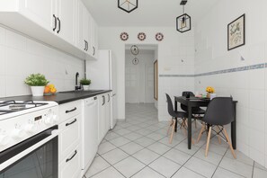 Apartamento, 3 habitaciones, 2 baños | Cocina privada | Microondas, lavavajillas, cafetera o tetera y hervidor eléctrico