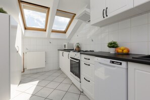 Microwave, dishwasher, coffee/tea maker, electric kettle - Spacious 3 Bedroom Apartment by Renters (Warsaw)