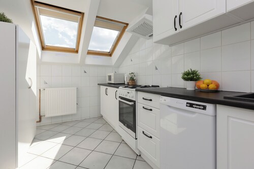 Spacious 3 Bedroom Apartment by Renters