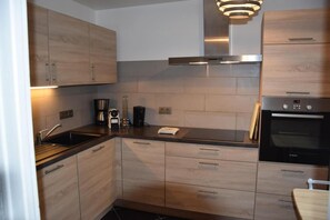 Kühlschrank, Mikrowelle, Ofen, Geschirrspüler