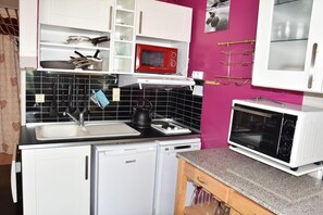 Kühlschrank, Mikrowelle, Ofen, Geschirrspüler