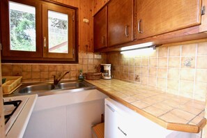 Køleskab, mikrobølgeovn, ovn, kaffe-/temaskine