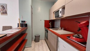 Kühlschrank, Mikrowelle, Ofen, Wasserkocher mit Kaffee-/Teezubehör