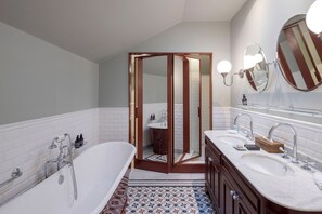 Suite (Dona Isabel) | Bathroom | Free toiletries, hair dryer, slippers, towels - Valverde Santar Hotel & Spa – Relais & Châteaux (Nelas)