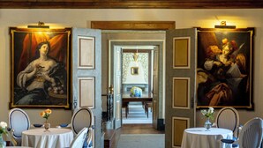 A dining area with tables and chairs, a chandelier, and paintings on the walls. - Valverde Santar Hotel & Spa – Relais & Châteaux (Nelas)