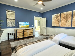 4 bedrooms, desk, iron/ironing board, travel crib - Bourbon Trio: Walkable to Restaurants, bars, shops and the Capitol building (Frankfort)
