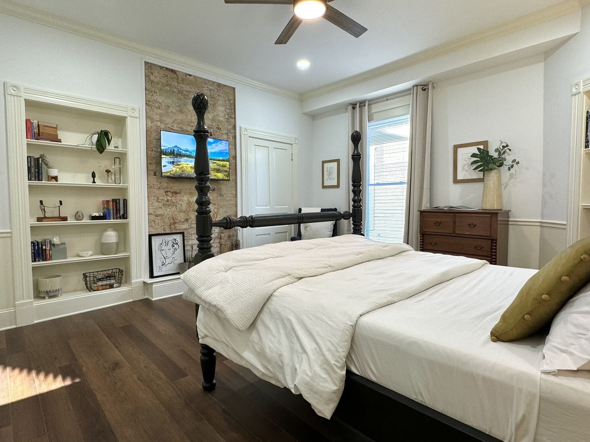 4 bedrooms, desk, iron/ironing board, travel crib