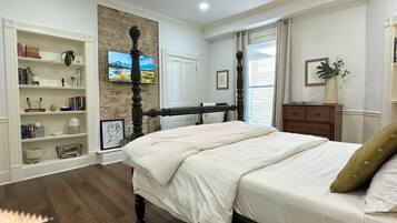 4 bedrooms, desk, iron/ironing board, travel crib