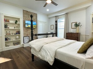 4 makuuhuonetta, työpöytä, silitysrauta/-lauta, vauvan matkasänky