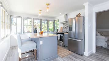 Coffee/tea maker, fridge, microwave, oven