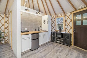 Fridge, oven, stovetop, coffee/tea maker