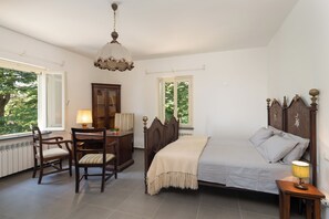 Vila | 2 quartos, escrivaninha, Wi-Fi de cortesia, roupa de cama