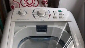 Et frontbillede af en hvid vaskemaskine med kontrolpanel og en gennemsigtig låge, hvor mærket 'Electrolux' er synligt.