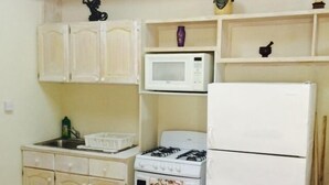 Coffee/tea maker, full-sized fridge, microwave, oven - Pondbottom Apartment Hotel (Westmoreland)
