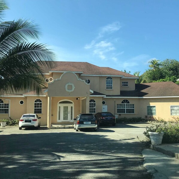 Mặt tiền nơi lưu trú