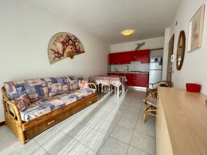 Apartment, 1 Schlafzimmer, Balkon, Gartenblick | Wohnbereich