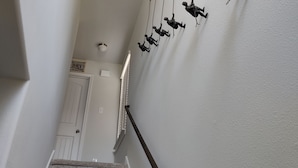 Una escalera con barandilla y varios pasamanos fijos a la pared.