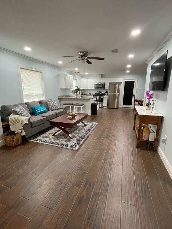 TV, offices - Close to LSU & Health District 3BR 2BA whole House (Baton Rouge)