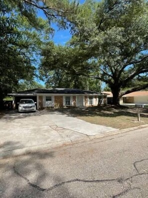 Property grounds - Close to LSU & Health District 3BR 2BA whole House (Baton Rouge)