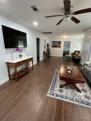 TV, offices - Close to LSU & Health District 3BR 2BA whole House (Baton Rouge)