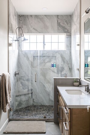 Hair dryer, towels, soap, shampoo - Villa Artemis - Luxurious Villa located in Temecula's Wine Valley (Temecula)