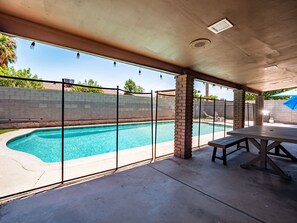 Casa, varias camas, acceso a la alberca, vista a la alberca (Willows Rest Retreat) | Vista desde la habitación