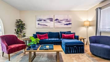 House, Berbilang Katil, Pool Access, Pool View (Willows Rest Retreat) | Ruang tamu | 50 inci televisyen skrin rata dengan digital