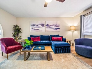 ハウス ベッド (複数台) プールアクセス プールビュー (Willows Rest Retreat) | リビング エリア | 50 インチの薄型テレビ (デジタル放送視聴可)