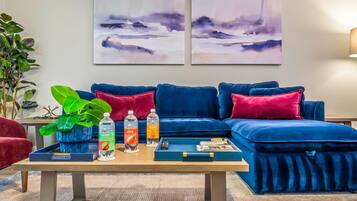 Casa, varias camas, acceso a la alberca, vista a la alberca (Willows Rest Retreat) | Área de sala de estar | Televisión de pantalla plana de 50 pulgadas con canales digitales