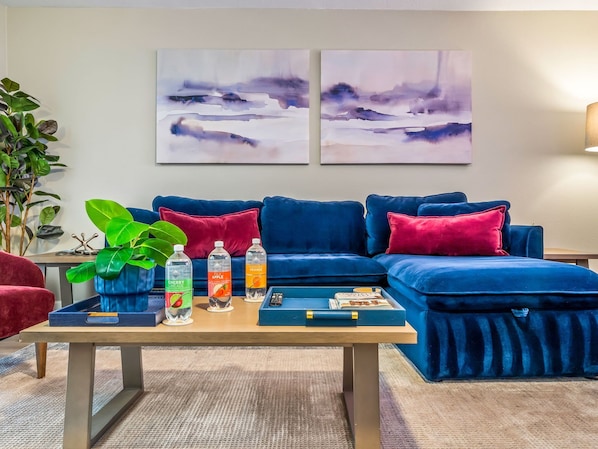 Ferienhaus, Mehrere Betten, Poolzugang, Poolblick (Willows Rest Retreat) | Wohnbereich | 50-Zoll-Flachbildfernseher mit Digitalempfang
