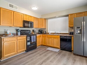 House, Multiple Beds, Pool Access, Pool View (Willows Rest Retreat) | Private kitchen | Fridge, microwave, dining tables - Willows Rest Retreat – Pool | Pool Table | Firepit (Phoenix)