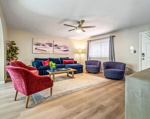 Ferienhaus, Mehrere Betten, Poolzugang, Poolblick (Willows Rest Retreat) | Wohnbereich | 50-Zoll-Flachbildfernseher mit Digitalempfang