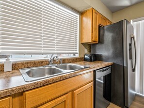 ハウス ベッド (複数台) プールアクセス プールビュー (Willows Rest Retreat) | 専用キッチン | 冷蔵庫、電子レンジ、ダイニングテーブル