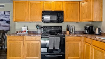 獨棟房屋, 多張床, 可使用泳池, 花園景觀 | 私人廚房 | 電冰箱、微波爐、烤箱、爐台