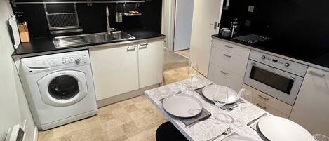 Fridge, microwave, oven, coffee/tea maker