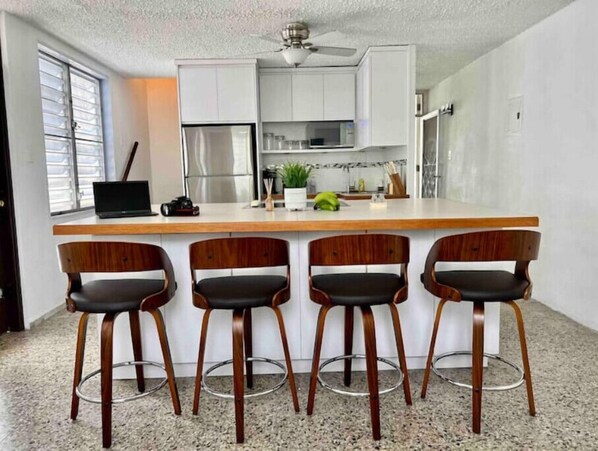 Kühlschrank, Mikrowelle, Ofen, Geschirrspüler