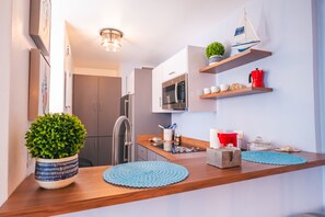 ميكروويف، موقد طهي مسطح، ماكينة لصنع القهوة/الشاي، محمصة خبز