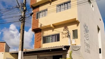 Fachada de la propiedad