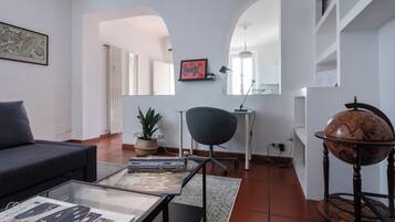 Apartment (1 Bedroom) | Wohnbereich | 55-Zoll-Smart-TV mit Digitalempfang