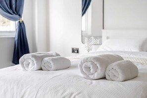 2 soverom, skrivebord, strykejern/-brett og wi-fi