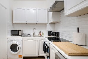 Kjøleskap, mikrobølgeovn, kokeplater og oppvaskmaskin