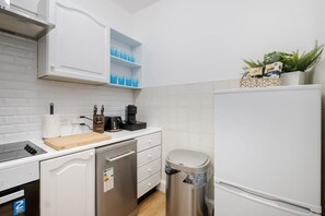 Kjøleskap, mikrobølgeovn, kokeplater og oppvaskmaskin