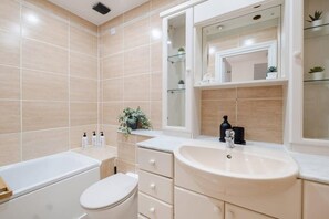 Badewanne, Haartrockner, Handtücher