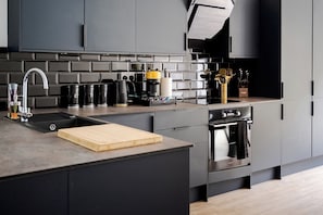 Kjøleskap, mikrobølgeovn, ovn og kokeplater