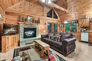 Smart TV, fireplace - Romantic Hideaway: Near Dollywood & Outlets Intimate, Fireplace, Private Hot Tub (Sevierville)