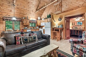 Smart TV, fireplace - Romantic Hideaway: Near Dollywood & Outlets Intimate, Fireplace, Private Hot Tub (Sevierville)