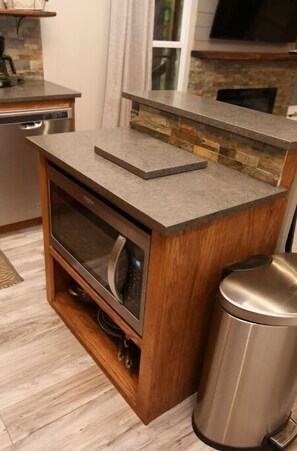 Mikrobølgeovn, ovn, kokeplater og oppvaskmaskin