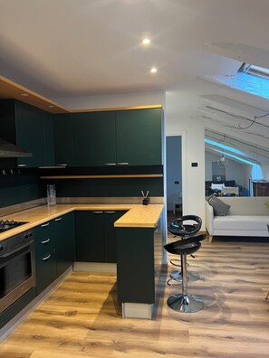 Kühlschrank, Mikrowelle, Ofen, Herdplatte