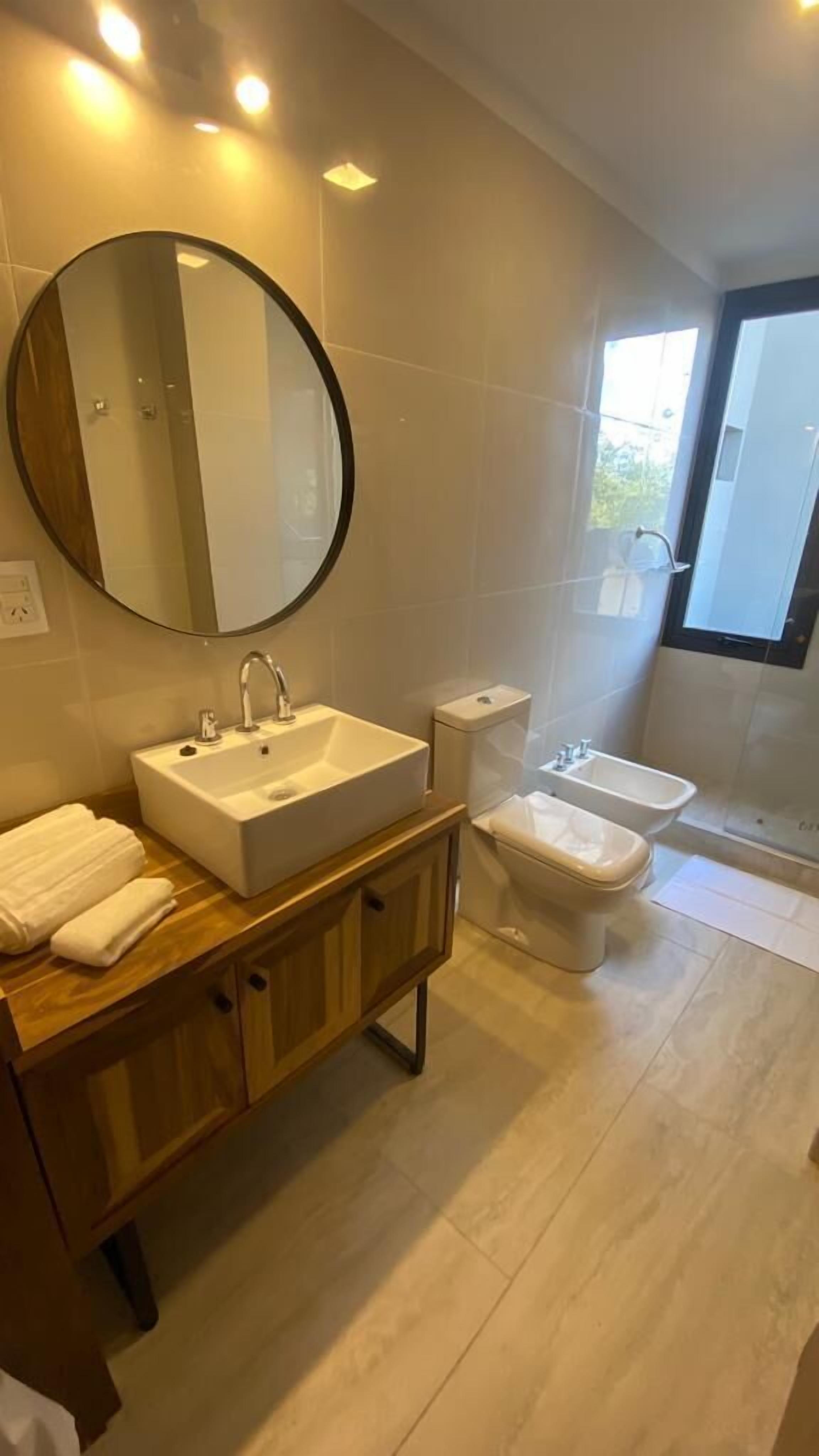 Dusj, regndusjhode, hårføner og bidé