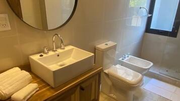 Dusj, regndusjhode, hårføner og bidé